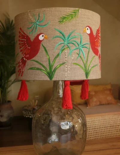 Abatjour em tecido linho, pintado a mão com papagaios a voar na floresta.