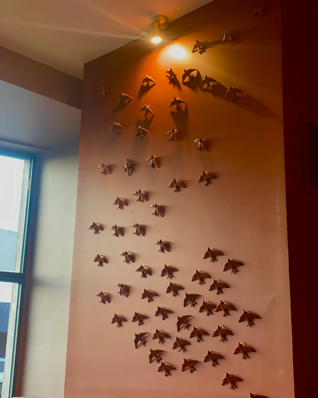 Andorinhas em cerâmica pintadas à mão para o restaurante 10 de julho.