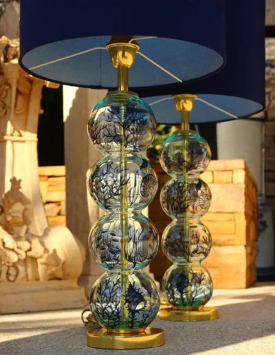 Candeeiro de mesa em vidro pintado a mão com corais e búzios em azul marinho e detalhes dourados.