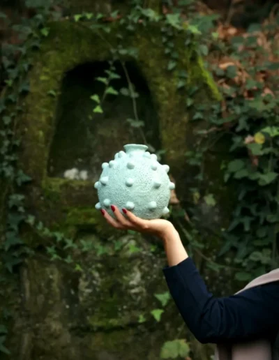 Vaso de vidro reciclado em forma de esfera, com uma cobertura de cerâmica fria para dar estas texturas coralinas e orgânicas das profundezas do mar.