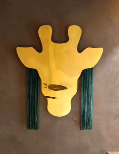 Espelho dourado com a silhueta de uma cabeça de girafa honrando a majestosidade desta criatura das savanas africanas. "Giraffe Mirror"