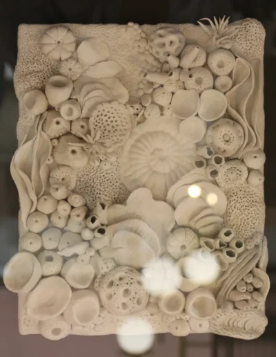 Texturas e formas feitas a mão com massas, cerâmica fria e tintas acrílicas, um pequeno mergulho no universo marinho. "Peles do Mar"